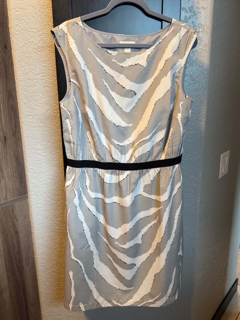 LOFT Sleeveless Gray & White Patterned Midi Dress with Black Waist
